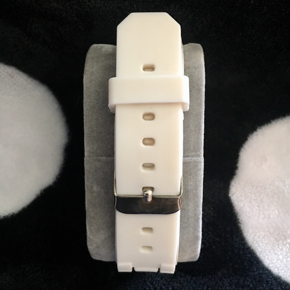 Rose gold watch with white silicone band - Picture 4 of 6